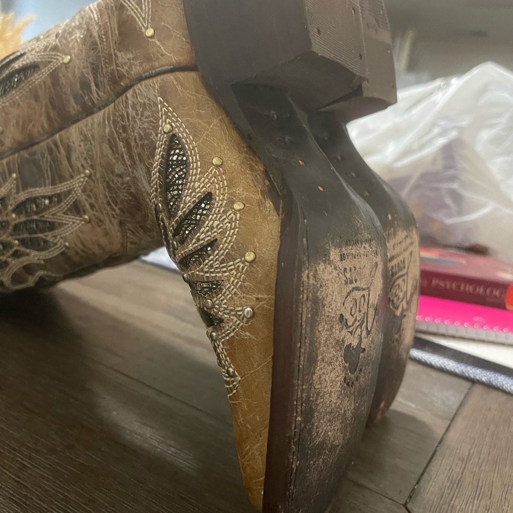 Boots - Picture 6 of 6